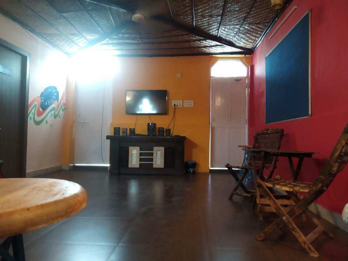 Bunk Hostel Delhi Нью-Дели Экстерьер фото